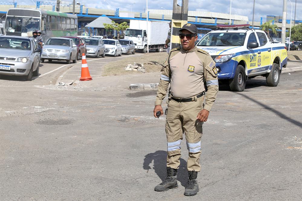 Tancredo Neves: agentes da SMTT orientam condutores nos trechos da avenida em obra - SMTT Aracaju